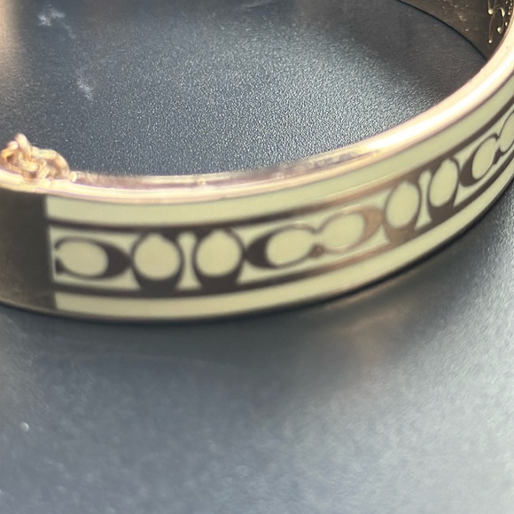 Signature Enamel Coach Bangle Bracelet. Rose Tone & Cream. W/Safety Chain. - Picture 3 of 9